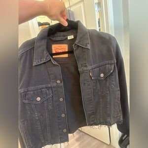 Cropped black Levi’s denim jacket